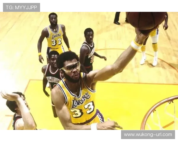 奥斯卡·罗伯特森无球跑动串联全队，改变进攻节奏主导比赛