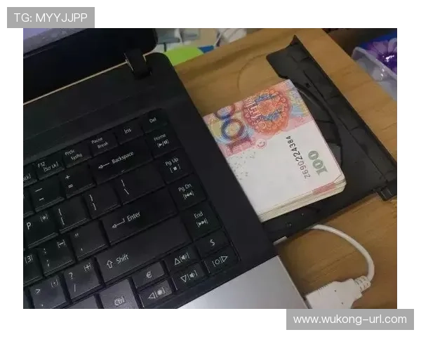 费爸球场外的钱包厚得让人怀疑他是不是藏了小金库